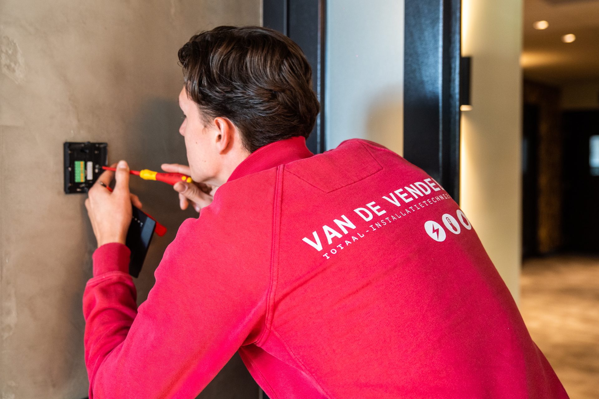 Eerste elektromonteur - Installatiebedrijf van de Vendel - Renswoude